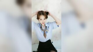 韩老师长相甜美衬衣黑丝妹炮友穿戴假屌啪啪，口交假吊抽插站立侧入，开档黑丝坐在身上假屌插入蠕动