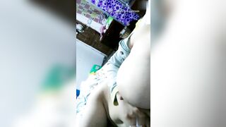 【深夜食堂】极品爆乳美女，哺乳期深夜喂奶，‘跟我视频要挑时间，孩子睡觉了才行，老公不在家’，挤奶掰穴，这大奶得多少个嘴巴才吃得完！