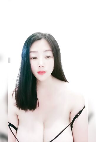 巨乳御姐【奈子】，两只大奶子吊着在胸前，晃啊晃，像荡千秋一样，真想把鸡巴放在上面荡！