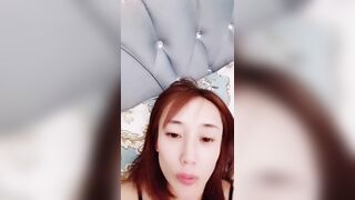 女仆装美少妇，客厅沙发上后入无套啪啪，快速抽查内射，精液从逼里流出