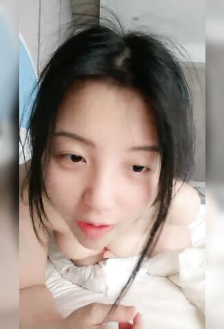 如向日葵的女孩--卖萌希瑞 清纯且可爱，一对吊钟乳 和男友在酒店把玩双峰