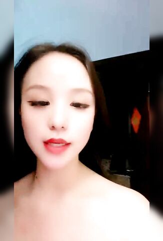 哇，好性感，好骚 粉嫩蜜桃穴林仙儿~眼大B美 颜值也挺不错的哦~等哥哥来操BB爱爱狂欢