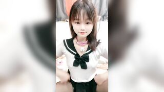 卡哇伊18邻家小妹来袭！外表甜美活泼！学生情趣制服，浴室湿身诱惑，假屌骑乘深插馒头肥逼