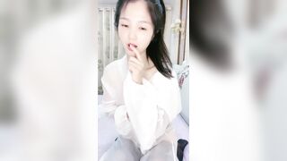 超甜美良家少妇型！性感睡衣喜欢玩诱惑！吊带黑丝美腿，翘起猛扣骚逼，太骚了看的观众流鼻血