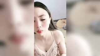 清纯超棒极品美女 无毛肥逼尽在眼前 跳蛋放在洞口 两个大奶子非常爽