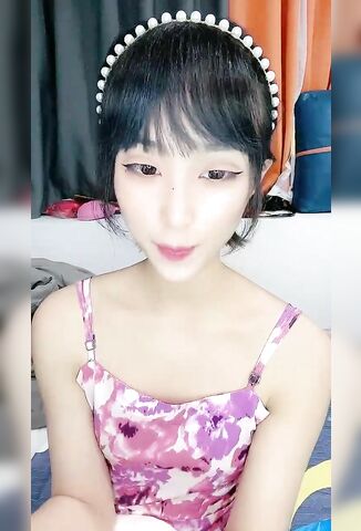 性格活泼新人美少女 ！超甜美是个极品 ！换上白丝袜珍珠内裤 ，水晶假屌猛插穴 ，没几下就流出白浆