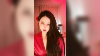 极品网红女神【奶油】来袭 ！性感睡衣大红唇 ，大肥臀特写掰穴 ，无毛骚穴假屌骑乘