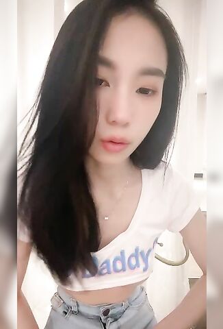 极品美女【月月嗷】修长美腿细腰，脱衣舞诱惑，多毛骚逼自慰，超近视角特写，双指扣入水很多