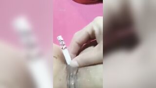 漂亮美眉 没点绝活怎么闯荡江湖 看看我三洞洞都能吞云吐雾 哥哥们要不要来一口