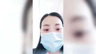 正在上班的公司女白领，制服诱惑逼里塞着跳蛋陪狼友骚，听狼友指挥到厕所小秀一下