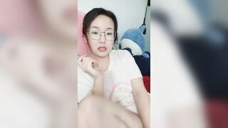 新人下海保定00后骚妹子露脸直播大秀，线下可约全裸自慰揉奶玩逼，站在窗前展示身材窗帘都不拉，洗澡诱惑