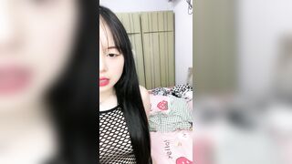 婴儿肥新人美少女！可爱甜美超嫩！镂空情趣装大红唇，掰开无毛嫩穴特写，没怎么被开发过