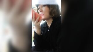 超市的风骚老板娘在顾客挑选货物的时候跟小哥在后面加班啪啪给狼友看