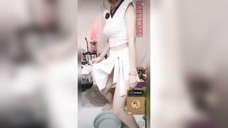 某音女主播pk惩罚 直接露逼 现在直播都这么直接了吗 看到一只大鲍鱼飞到你面前 伴随着那两叫声 让我上头