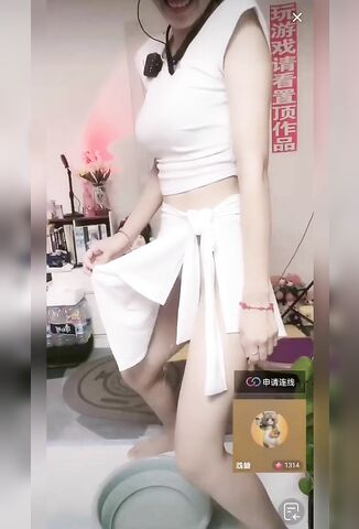 某音女主播pk惩罚 直接露逼 现在直播都这么直接了吗 看到一只大鲍鱼飞到你面前 伴随着那两叫声 让我上头