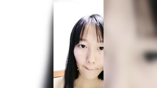 00后小奶妈挤奶水给狼友喝，全程露脸陪狼友互动撩骚，揉奶玩逼掰开骚穴给狼友看，自己抠逼浪叫看着好刺激