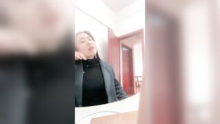 高端女白领你是真鸡巴骚，全程露脸办公桌前漏出骚奶子揉捏，逼逼里塞着跳蛋，跑到厕所掰着逼逼尿尿自