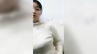 漂亮学生妹 上课无聊 脱下校服抠逼紫薇 觉得还不过瘾 干脆撩起上衣露奶子 教室一下闪亮 这车灯真亮真漂亮