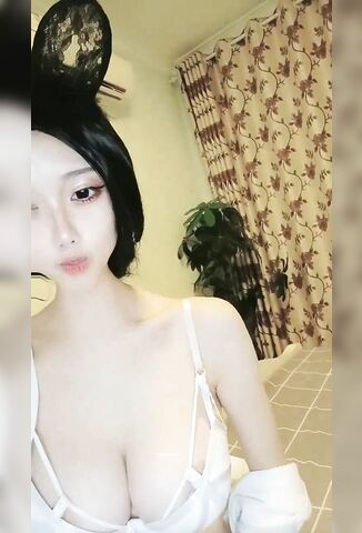 爆乳丰臀网红女神『DUANGDUANG巨乳』豪华展示超挺豪乳 掉地上能砸两个大坑的爆乳