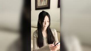 颜值区女神！外表文静很漂亮！给大家小露一波，撩起衣服贫乳，换装衬衣，半脱下内裤性感美臀