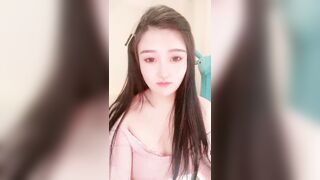 甜美大奶子新人美女~不一样的感觉，撩下衣服露奶子，白皙美腿张开，揉搓骚穴翘起美臀