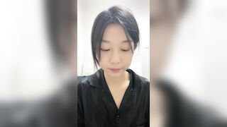 绿播美女下海！苗条身材贫乳！修长美腿翘起肥臀，新道具振动棒抽插，娇喘呻吟诱惑