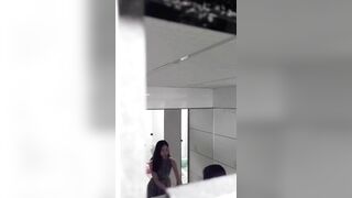 潜入公司女厕偷拍漂亮的美女前台 人很漂亮就是B有点黑