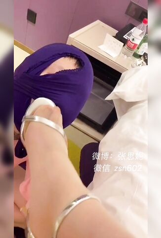 国产TS系列肤白貌美的张思妮极品肉丝美腿调教脚奴 圣水当做润滑液高潮踩射