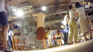 9月新流美女聚集地游泳馆女客更衣淋浴间内部真实高清偸拍高冷美女人瘦奶大游完泳后把身子冲干净