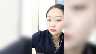 在证券公司上班的小美女，丰满圆脸，阴部饱满多毛，工作岗位太无聊，丝袜诱惑，尿尿大观赏！