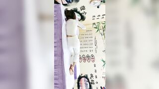 《中医养生推拿按摩馆》白嫩少妇叫了一男一女两个技师按摩女顾客去洗澡时男技师强行把女技师给操了后来女顾客也加入战斗