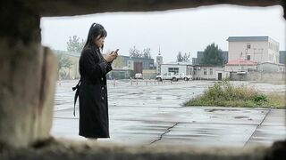 新手上路去驾校学开车发现个宝地练车场简陋沟厕冒雨偷拍女学员尿尿