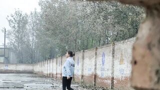 新手上路去驾校学开车发现个宝地练车场简陋沟厕冒雨偷拍女学员尿尿