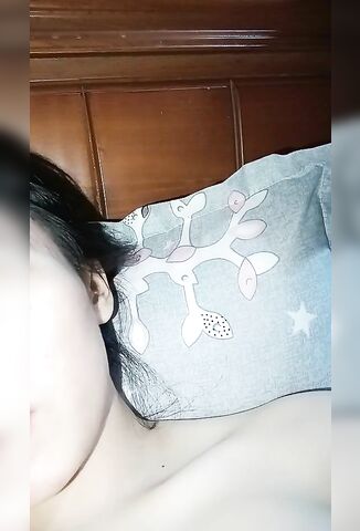 寂寞良家小孕妇深夜自己在家，奶子胀胀的骚逼痒痒的，陪狼友撩骚听指挥跳蛋自慰骚穴，特写展示流白浆真刺激