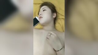 漂亮妹子边操边给男友语音电话 在家还是学校 学校吶 要不要视频 不要...这是绿帽的最爱