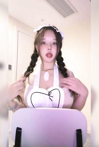 极品尤物网红女神！丰乳肥臀爆炸身材！眼镜女仆装，性感开档丝袜，翘起美臀露肥穴，自摸骚穴跳蛋自慰