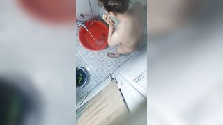 咸湿房东在卫生间屋顶安装针孔纯上帝视角偸拍眼镜妹子日常用大盆水舀子洗澡，身材不错皮肤白嫩_ (4)