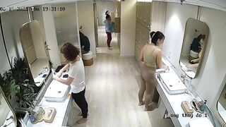 健身会所洗浴中心更衣室偷拍 来做健身的女顾客更换衣服