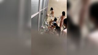 澡堂偷拍裸体小美女们洗澡