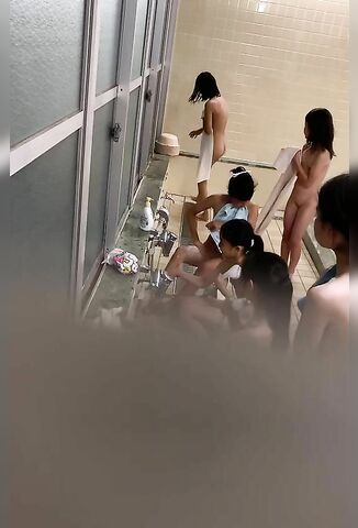 澡堂偷拍裸体小美女们洗澡