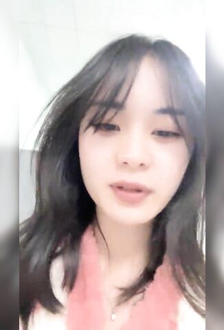 小蜜娜 新人，高颜值小姐姐，标准的江南美女，【小蜜娜】，老婆的理想型，独居做饭自慰，白嫩肌肤映衬着黑森林