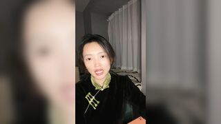 旗袍气质小少妇！下海第二天！刷礼物给你们秀秀，床上脱掉扭屁股，肥穴怼在镜头前，难得一见超粉嫩穴