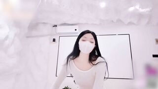 清纯反差小仙女【小猫咪】带你体验酒店里的性爱服务，雪白的美腿和翘臀让人流连忘，清纯与风骚并存