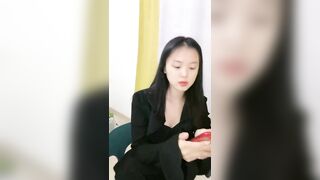 清纯女大小瑜，超清纯小学妹，不开美颜，脸蛋挺精致，三点全露挺粉