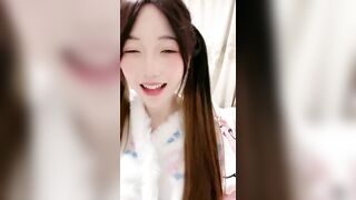 双马尾甜美少女！妹妹很玩得开！极品美乳嫩穴，卫生间假吊骑乘，白丝袜美腿高跟鞋