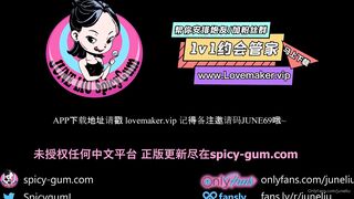 知名华人留学生网黄「Spicy Gum」「刘玥」和闺蜜李月如圣诞淫趴激情口舌服务