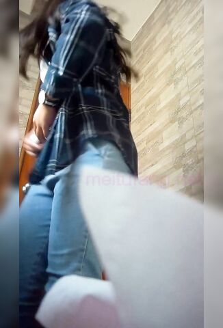 女厕全景偷拍几个漂亮美女撅着屁股尿尿 肥美的鲍鱼