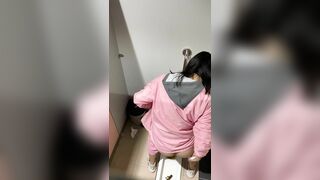 学校图书室厕所偷拍女同学尿尿 每个女同学都对我撅起屁股露出那条小肉缝