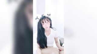 外表清纯极品美少女，细腰美臀好身材，超级嫩，白丝袜掰穴自摸，翘起光滑美臀摇摆，极度诱惑