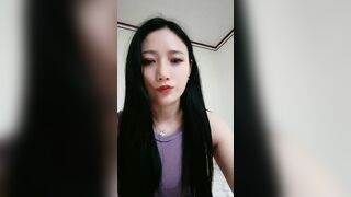 真实良家小少妇露脸激情大秀直播诱惑狼友，在狼友的指挥下漏出骚奶子自慰逼逼，特写展示骚遍家里每一间屋子